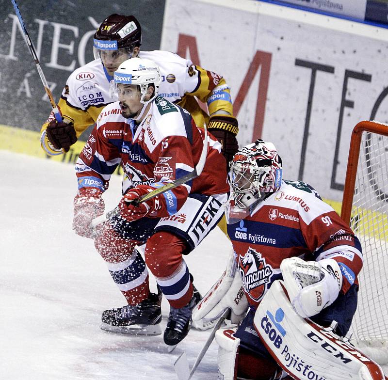 Hokejové utkání Tipsport extraligy v ledním hokeji mezi HC Dynamo Pardubice (červenobílém) a HC Dukla Jihlava  (ve žlutém)) v pardudubické Tipsport areně.