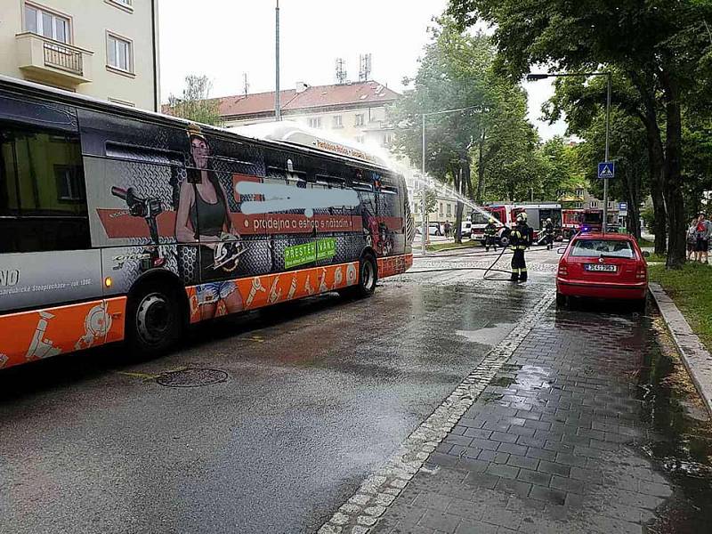 Požár autobusu na Gorkého ulici v Pardubicích