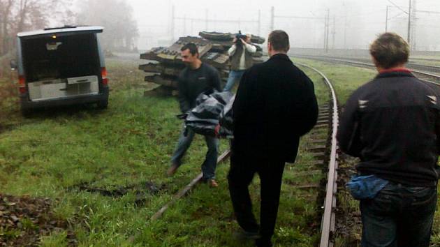 Mladík který uprchl ze záchytky se vrhl do kolejiště ze silničního nadjezdu. Svým zraněním na místě podlehl.