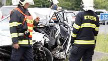 Na silnici poblíž Černé za Bory se střetl nákladní automobil s octavií. Řidič osobního vozu nehodu nepřežil.