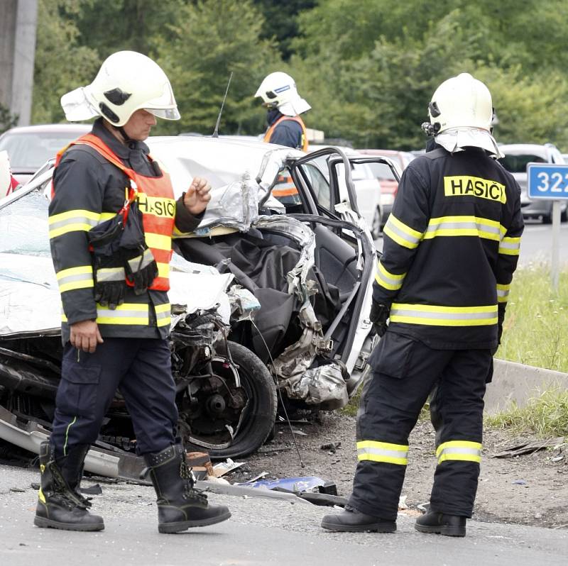 Na silnici poblíž Černé za Bory se střetl nákladní automobil s octavií. Řidič osobního vozu nehodu nepřežil.