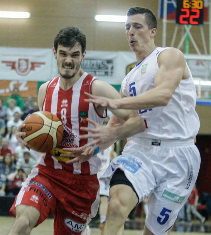 2. semifinále basketbalové Kooperativa NBL mezi BK JIP Pardubice (v bíločerném) a BK Armax Děčín (v černém).