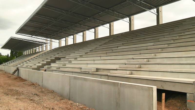 Letní stadion si obléká nový kabát. Nově se světelnými stožáry.