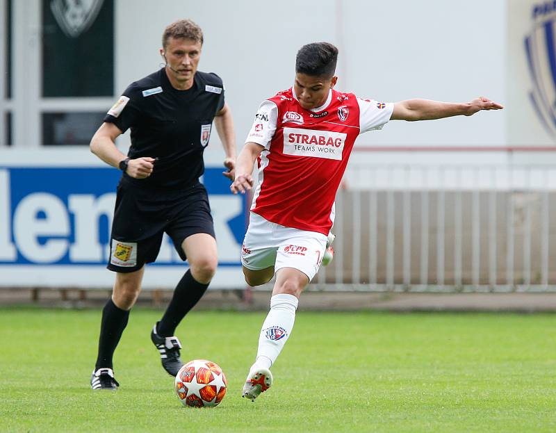 Utkání fobalové FORTUNA:NÁRODNÍ LIGY mezi FK Pardubice (ve červenobílém) a MFK Vítkovice na hřišti pod Vinicí v Pardubicích.