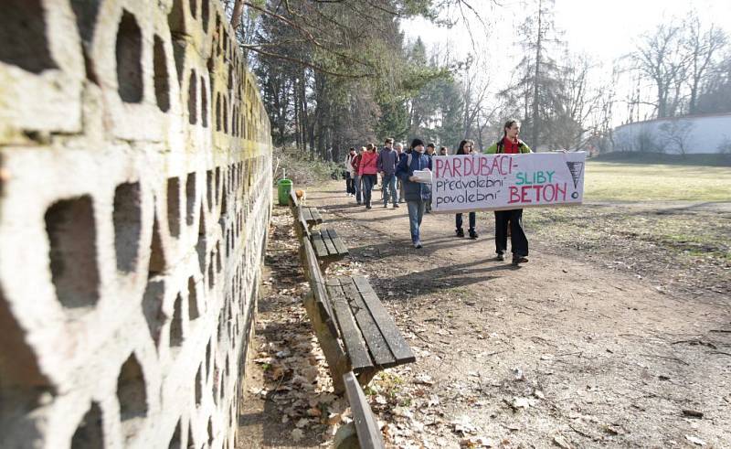 Aktivisté protestovali proti kácení v Tyršových sadech