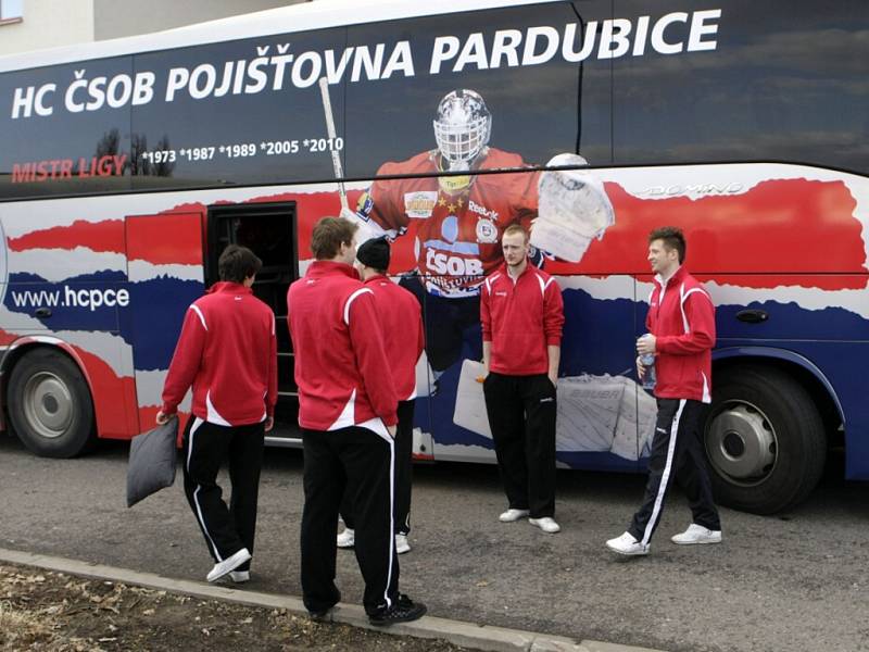 Pardubičtí hokejisté si zabalili a nabrali směr Ostrava.