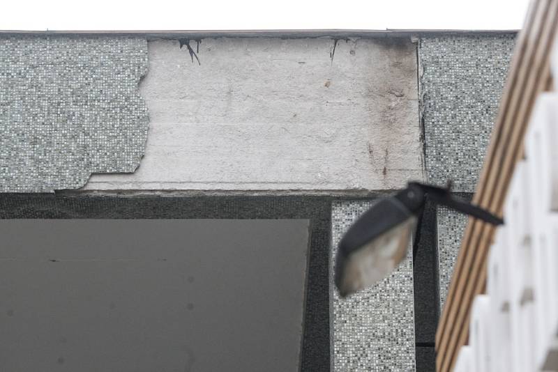 Poškozená fasáda na Dubině se sypala na chodník.