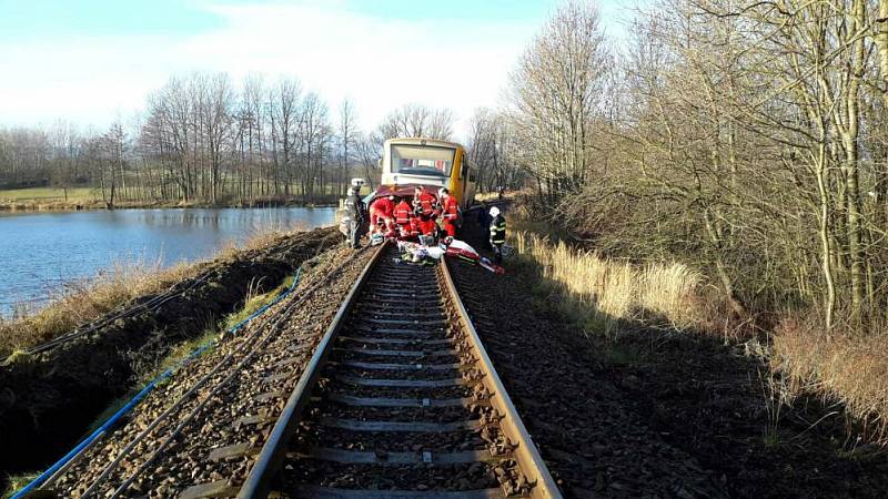 Vlak před sebou osobní auto hrnul 200 metrů. Ve vozidle zahynuli tři muži, čtvrtý utrpěl těžká zranění hlavy.