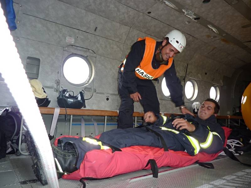 Evakuace, transport a převoz raněných vrtulníkem má svá přísná bezpečnostní pravidla. Centrum leteckého výcviku Pardubice umožňuje tyto situace cvičit i dobrovolným hasičům, kteří by si jinak takto specializovaný výcvik jen těžko sháněli. 
