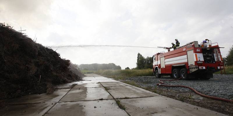 Požár skládky větví v areálu Služeb města Pardubic v Dražkovicích.