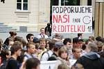 Studenti Gymnázia Dašická za svou ředitelku protestovali před krajským úřadem. Radní Pernicová mezi ně nepřišla. Nechala se lživě zapřít.