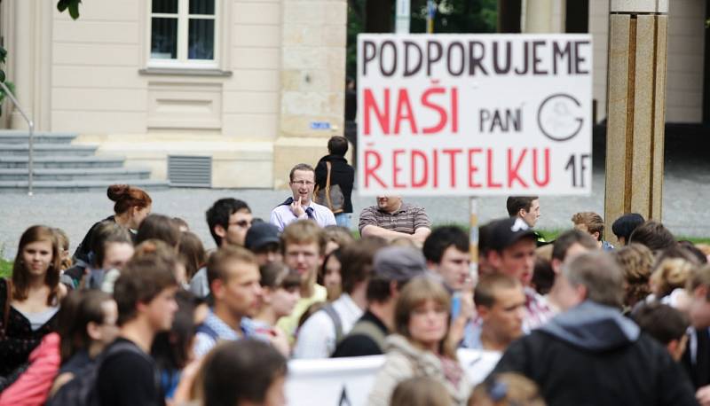 Studenti Gymnázia Dašická za svou ředitelku protestovali před krajským úřadem. Radní Pernicová mezi ně nepřišla. Nechala se lživě zapřít.