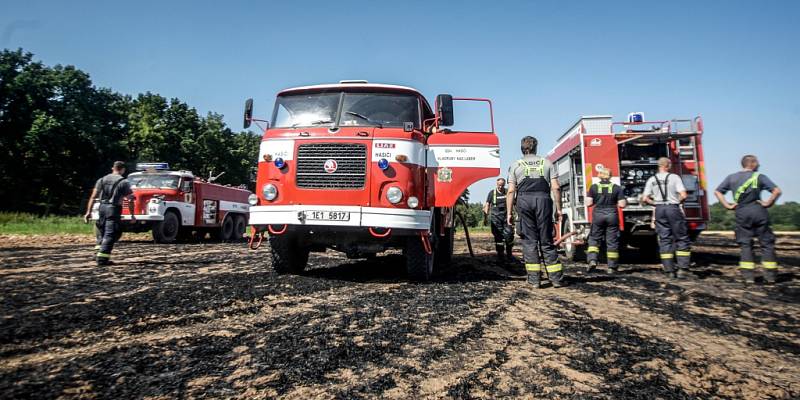 Požár pole u Břehů u Přelouče zachvátil asi patnáct hektarů. Příčinou byla zřejmě technická závada lisu na slámu.