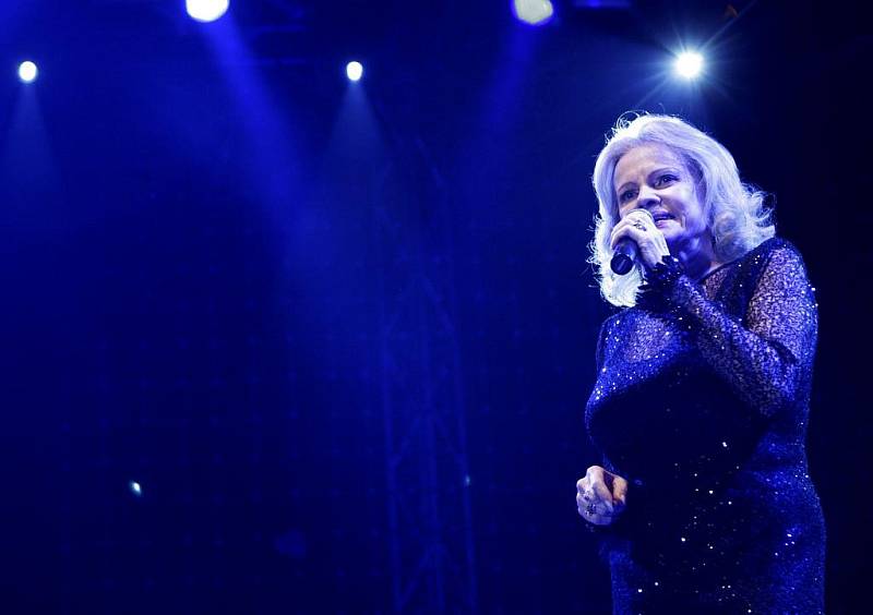 Populární zpěvačka Eva Pilarová zahájila v sobotu večer v pardubické ČEZ Areně své turné 50 let na scéně.