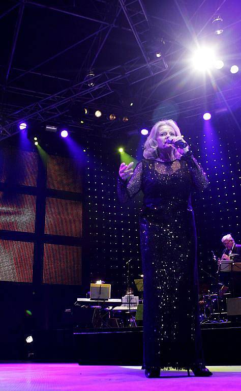 Populární zpěvačka Eva Pilarová zahájila v sobotu večer v pardubické ČEZ Areně své turné 50 let na scéně.
