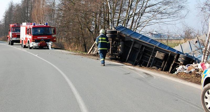 Kamion s odpadky nezvládl zatáčku a skončil v příkopě