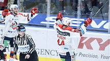 Hokejové utkání Tipsport extraligy v ledním hokeji mezi HC Dynamo Pardubice (v bíločerveném) a HC Oceláři Třinec.