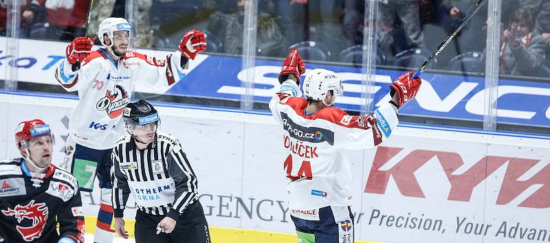 Hokejové utkání Tipsport extraligy v ledním hokeji mezi HC Dynamo Pardubice (v bíločerveném) a HC Oceláři Třinec.