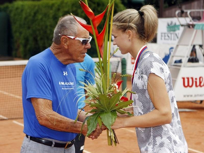 Slavný americký  trenér  Nick Bollettieri gratuloval vítězce letošního 87. ročníku Pardubické juniorky Karolíně Muchové. Bollettieri stál za úspěchy hráčů, jako byl třeba Andre Agassi, Jim Courier, Monika Selešová nebo Mary Pierceová.