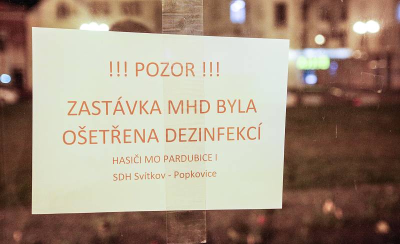 Města a obce po celém Pardubickém kraji dezinfikují zastávky, dětská hřiště a další frekventovaná místa. Pomáhají jim hasiči.