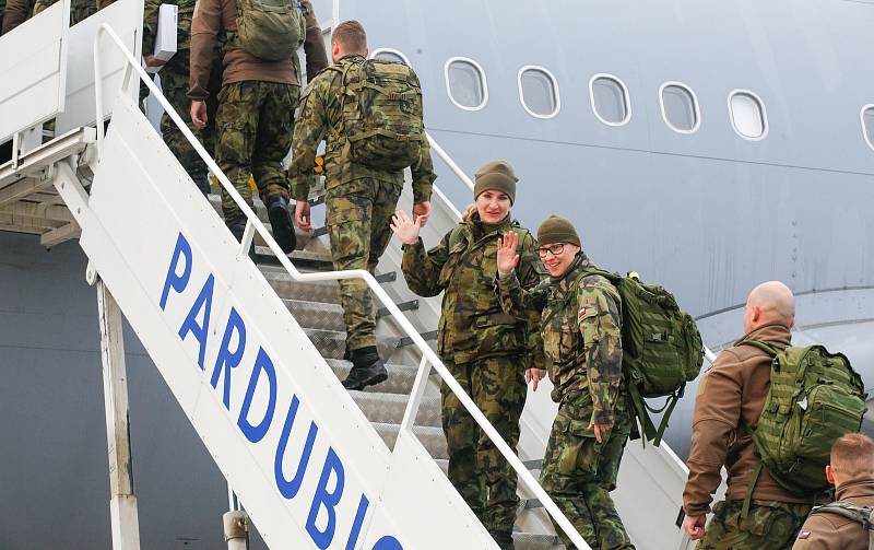 Odlet vojáků České armády na zahraniční misy z pardubického letiště.