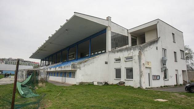 Letní stadion v centru Pardubic je v dezolátním stavu.