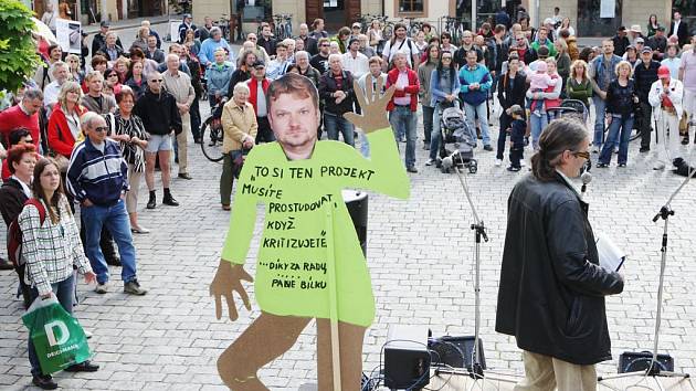 Protest proti projektu Revitalizace Tyršových sadů před pardubickou radnicí. 