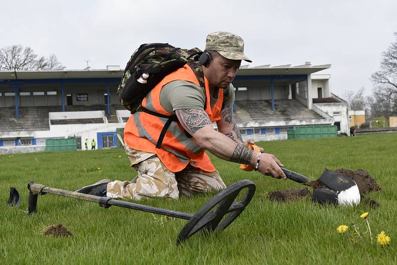 Letní stadion v Pardubicích ještě před zahájením rekonstrukce obsadili archeologové. Nalezené předměty vyprávějí příběhy spojené s koncem druhé světové války v Pardubicích.