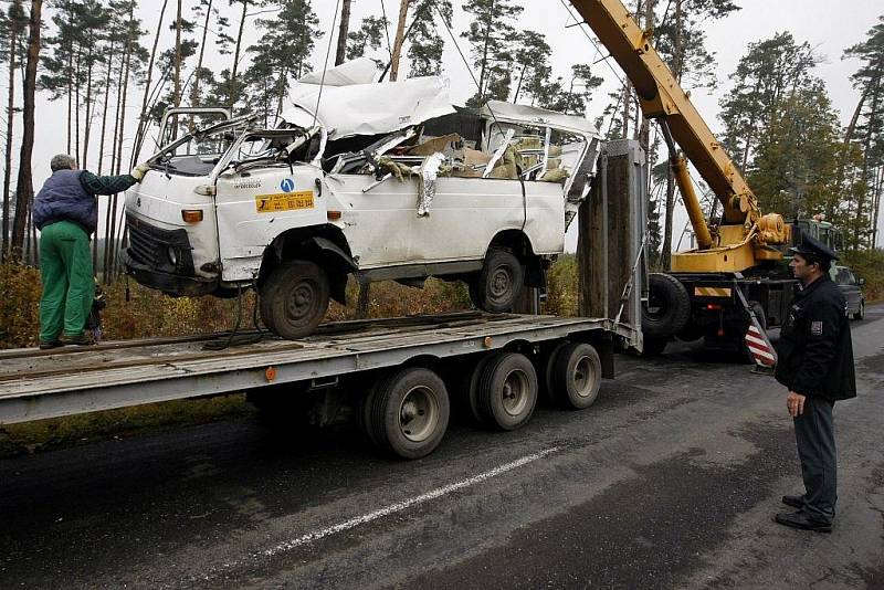 Zřejmě technická závada způsobila, že nákladní vozidlo za jízdy vyklopilo korbu. Bílou avii v protisměru tím doslova 'skalpovalo'. Celkem nehodu odneslo pět vozidel.