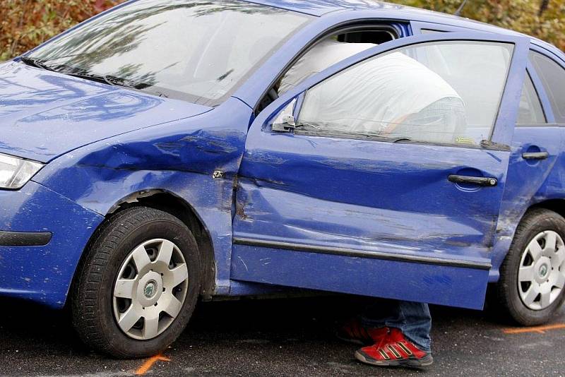 Zřejmě technická závada způsobila, že nákladní vozidlo za jízdy vyklopilo korbu. Bílou avii v protisměru tím doslova 'skalpovalo'. Celkem nehodu odneslo pět vozidel.