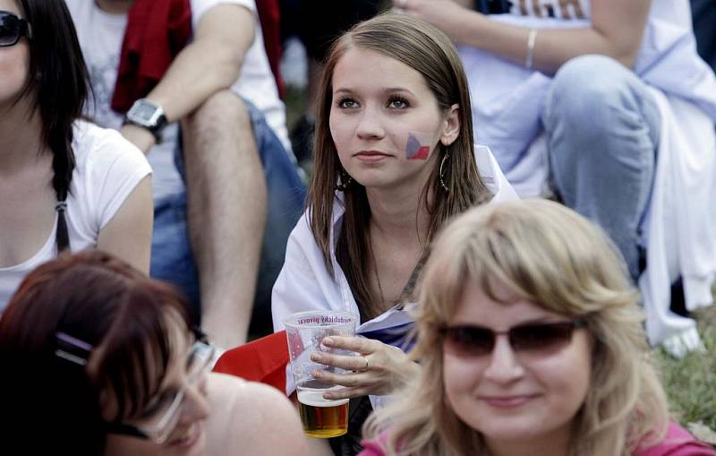 Čtvrtfinálový zápas českých hokejistů na mistrovství světa sledovali na velkoplošné projekci také návštěvníci pardubického Majálesu. 