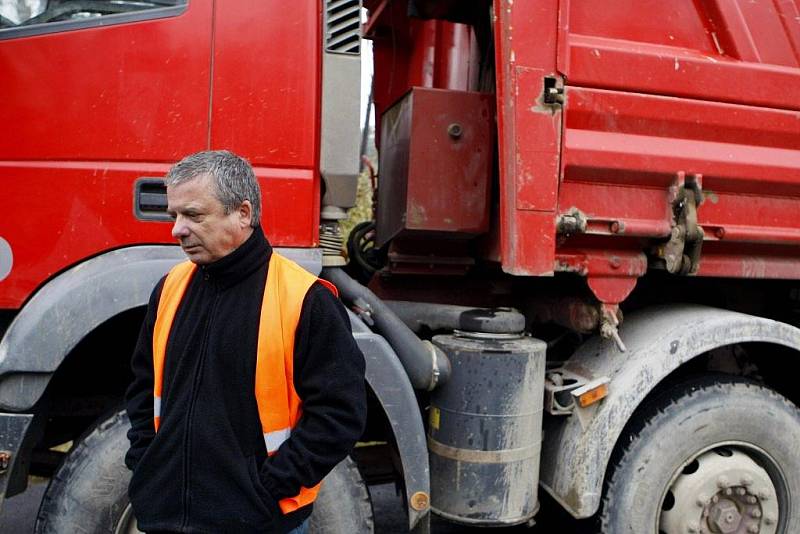 Zřejmě technická závada způsobila, že nákladní vozidlo za jízdy vyklopilo korbu. Bílou avii v protisměru tím doslova 'skalpovalo'. Celkem nehodu odneslo pět vozidel.