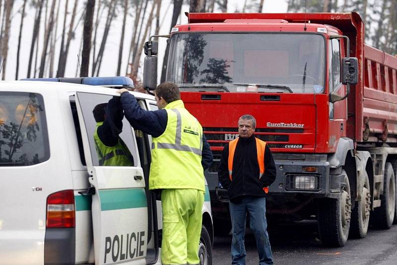 Zřejmě technická závada způsobila, že nákladní vozidlo za jízdy vyklopilo korbu. Bílou avii v protisměru tím doslova 'skalpovalo'. Celkem nehodu odneslo pět vozidel.