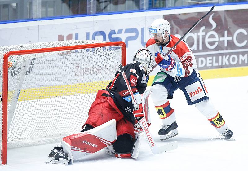 Hokejové utkání Tipsport extraligy v ledním hokeji mezi HC Dynamo Pardubice (v bíločerveném) a HC Oceláři Třinec.