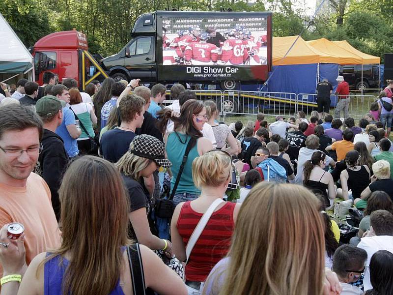 Čtvrtfinálový zápas českých hokejistů na mistrovství světa sledovali na velkoplošné projekci také návštěvníci pardubického Majálesu. 