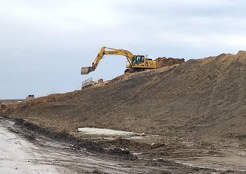 Na rozestavěném úseku dálnice D35 Časy-Ostrov, která bude zprovozněna v prosinci tohoto roku, pokračují stavební práce. Aktuálně se jedná přeložky vodotečí a hrubé terénní úpravy násypů dálnice.