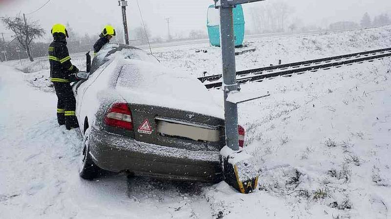 V Mikulovicích řidič boural před železničním přejezdem