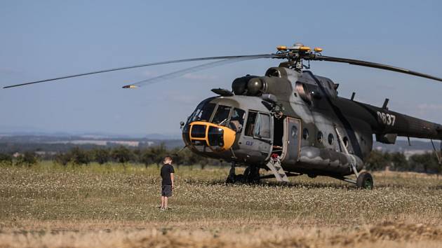 U Libanic na Chrudimsku nouzově přistál vrtulník Mi-17 pardubického Centra leteckého výcviku. Z motoru stroje se za letu začalo kouřit.