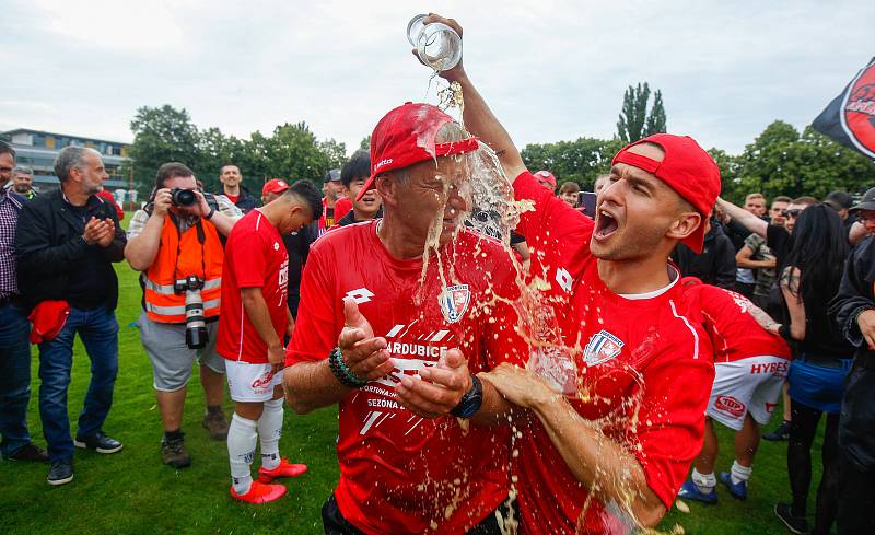 Oslavy titulu mistra Fobalové národní ligy týmu FK Pardubice na hřišti pod Vinicí v Pardubicích.