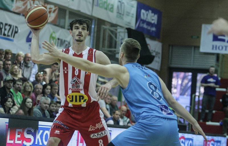 Basketbalové utkání play-off Kooperativy NBL mezi BK JIP Pardubice (v červenobílém) a 	BK Olomoucko (v modrém) v pardubické hale na Dašické