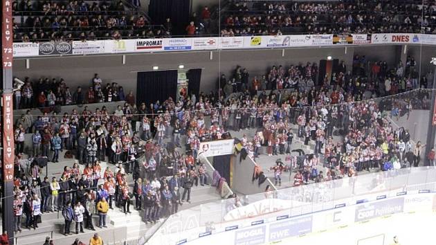 Poloprázdná Jižní tribuna jako protest pardubických fanoušků.