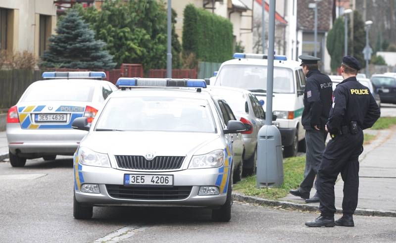 Dva zloději se v Boháčově ulici vloupali do rodinného domu, kde spala mladá žena. Policisté oba pachatele za několik minut zadrželi.