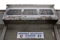 Atletický stadion Rudá hvězda na Dukle má svá nejlepší léta dávno za sebou. 