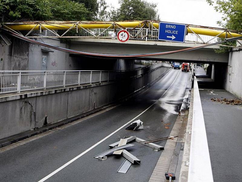 Dopravní nehoda v pondělí zablokovala Anenský podjezd v Pardubicích. Řidič nákladního automobilu neodhadl výšku a mechanickou rukou na vozidle zavadil o plynové potrubí nad podjezdem. Doprava byla kvůli možnému úniku plynu okamžitě zastavena.