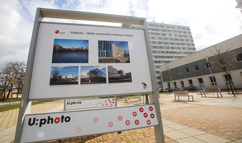 Výstava fotografií studentů Univerzity Pardubice nazvaná Naše univerzita vašima očima před Dopravní fakultou Jana Pernera.