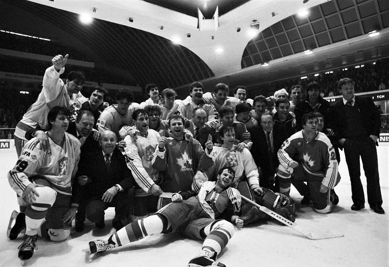 MISTŘI SVĚTA Z ROKU 1985. Tým Československa dobyl v Praze zlato, zasloužil se o něj i Jiří Šejba (čtvrtý zleva v řadě uprostřed).