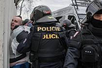 Těžkooděnci městské i státní policie museli při fotbalovém derby důrazně ukáznit agresivní fanoušky Hradce.