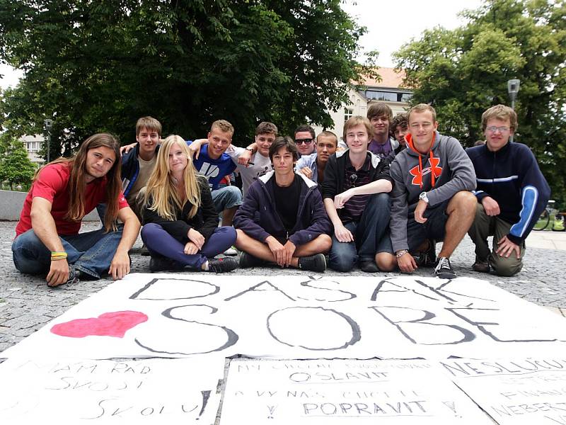 Studenti Gymnázia Dašická "okupovali" Komenského náměstí po dobu zasedání Rady Pardubického kraje