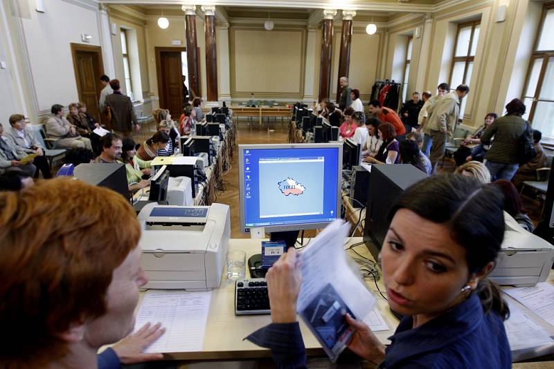 SČÍTACÍ MUMRAJ. Přebírací pracoviště na pardubickém magistrátu, kam směřovaly volební výsledky ze 144 volebních okrsků. Pracoviště obsluhuje 39 lidí.