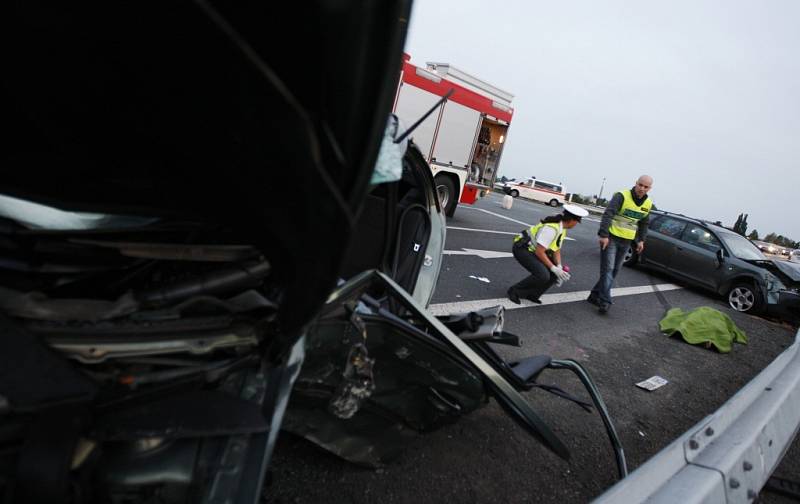 Další tragická nehoda na holickém obchvatu si vyžádala život 37 leté řidičky z Pardubic. 